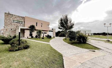VENTA CASA 3 AMBIENTES BARRIO TIERRAS DEL MAR L67