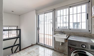 VENTA CASA 6 AMB LINIERS C/GARAGE Y PATIO