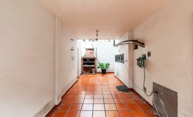 VENTA CASA 6 AMB LINIERS C/GARAGE Y PATIO