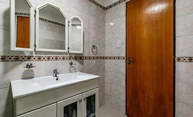 VENTA CASA 6 AMB LINIERS C/GARAGE Y PATIO