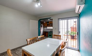 VENTA CASA 6 AMB LINIERS C/GARAGE Y PATIO