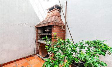 VENTA CASA 6 AMB LINIERS C/GARAGE Y PATIO