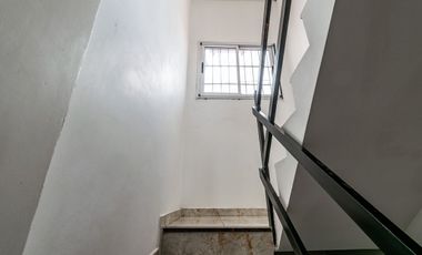 VENTA CASA 6 AMB LINIERS C/GARAGE Y PATIO