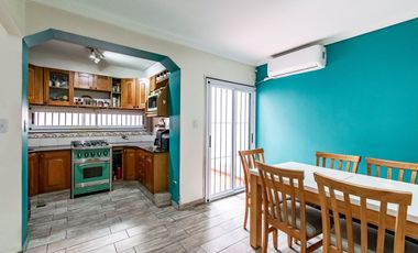 VENTA CASA 6 AMB LINIERS C/GARAGE Y PATIO