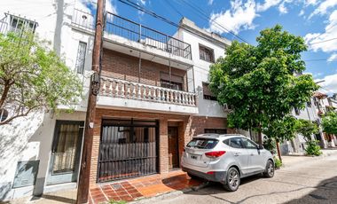 VENTA CASA 6 AMB LINIERS C/GARAGE Y PATIO