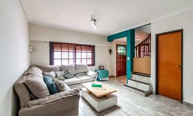 VENTA CASA 6 AMB LINIERS C/GARAGE Y PATIO