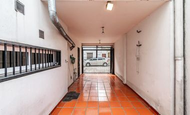 VENTA CASA 6 AMB LINIERS C/GARAGE Y PATIO