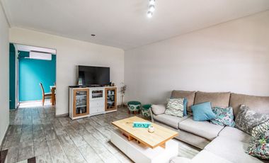 VENTA CASA 6 AMB LINIERS C/GARAGE Y PATIO