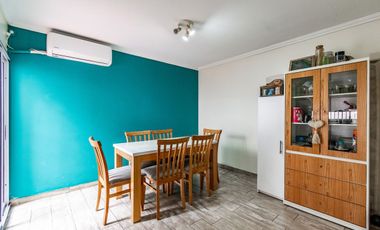 VENTA CASA 6 AMB LINIERS C/GARAGE Y PATIO
