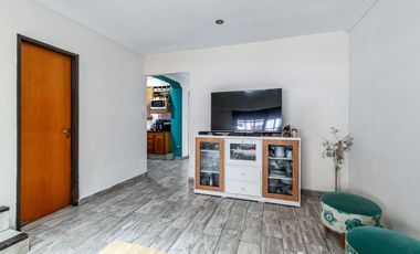 VENTA CASA 6 AMB LINIERS C/GARAGE Y PATIO