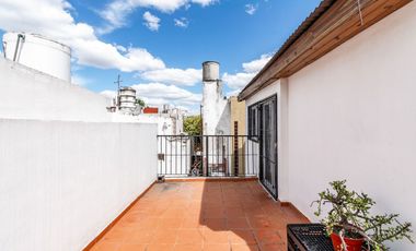 VENTA CASA 6 AMB LINIERS C/GARAGE Y PATIO