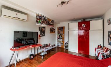 VENTA CASA 6 AMB LINIERS C/GARAGE Y PATIO