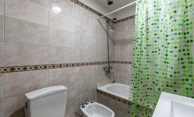 VENTA CASA 6 AMB LINIERS C/GARAGE Y PATIO