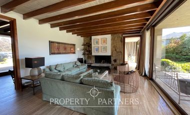 Moderna y amplia casa frente a cancha de golf condominio Las Brisas