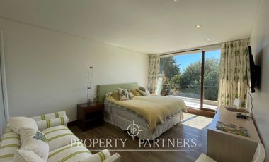 Moderna y amplia casa frente a cancha de golf condominio Las Brisas