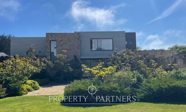 Moderna y amplia casa frente a cancha de golf condominio Las Brisas