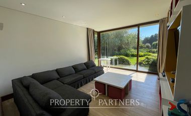 Moderna y amplia casa frente a cancha de golf condominio Las Brisas