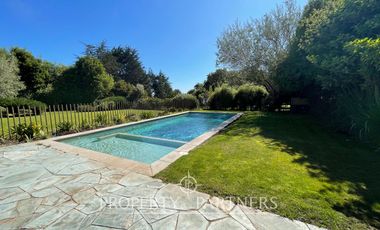 Moderna y amplia casa frente a cancha de golf condominio Las Brisas