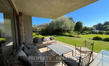 Moderna y amplia casa frente a cancha de golf condominio Las Brisas