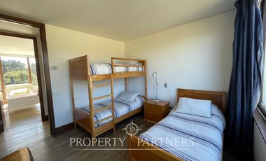 Moderna y amplia casa frente a cancha de golf condominio Las Brisas