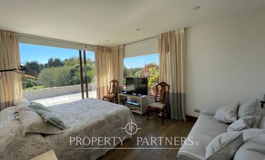 Moderna y amplia casa frente a cancha de golf condominio Las Brisas