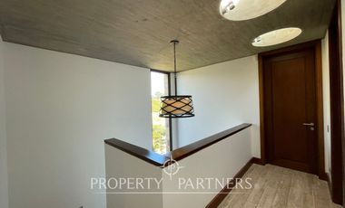 Moderna y amplia casa frente a cancha de golf condominio Las Brisas