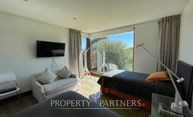 Moderna y amplia casa frente a cancha de golf condominio Las Brisas