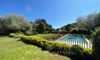 Moderna y amplia casa frente a cancha de golf condominio Las Brisas