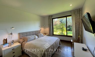 Moderna y amplia casa frente a cancha de golf condominio Las Brisas