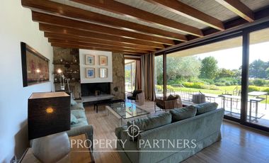 Moderna y amplia casa frente a cancha de golf condominio Las Brisas