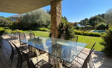 Moderna y amplia casa frente a cancha de golf condominio Las Brisas