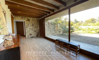 Moderna y amplia casa frente a cancha de golf condominio Las Brisas