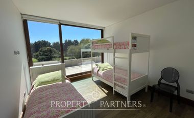 Moderna y amplia casa frente a cancha de golf condominio Las Brisas