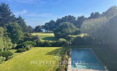 Moderna y amplia casa frente a cancha de golf condominio Las Brisas