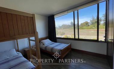 Moderna y amplia casa frente a cancha de golf condominio Las Brisas