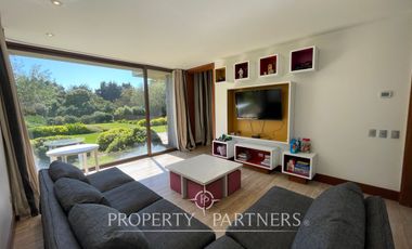 Moderna y amplia casa frente a cancha de golf condominio Las Brisas