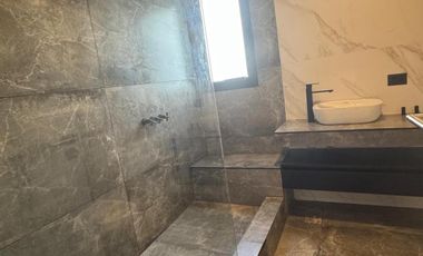 Casa Estilo Moderno en Venta - En El Ensueño