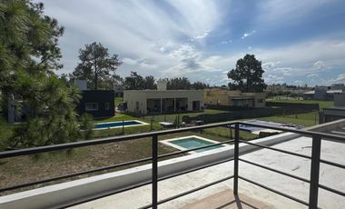 Casa Estilo Moderno en Venta - En El Ensueño