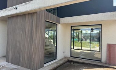 Casa Estilo Moderno en Venta - En El Ensueño