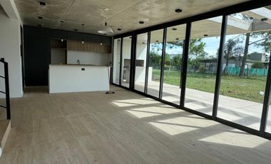Casa Estilo Moderno en Venta - En El Ensueño