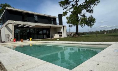 Casa Estilo Moderno en Venta - En El Ensueño
