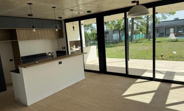 Casa Estilo Moderno en Venta - En El Ensueño