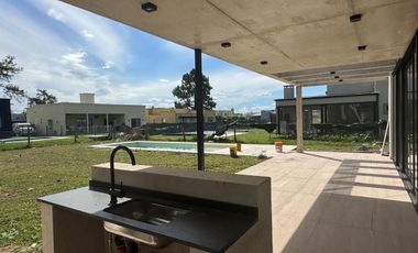 Casa Estilo Moderno en Venta - En El Ensueño