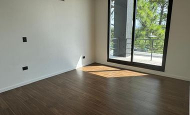 Casa Estilo Moderno en Venta - En El Ensueño