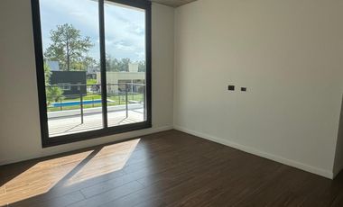 Casa Estilo Moderno en Venta - En El Ensueño