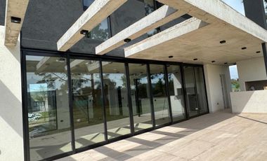 Casa Estilo Moderno en Venta - En El Ensueño