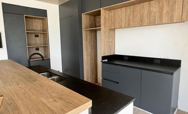 Casa Estilo Moderno en Venta - En El Ensueño