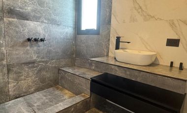 Casa Estilo Moderno en Venta - En El Ensueño