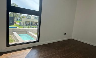 Casa Estilo Moderno en Venta - En El Ensueño