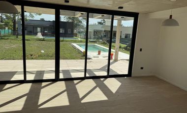 Casa Estilo Moderno en Venta - En El Ensueño